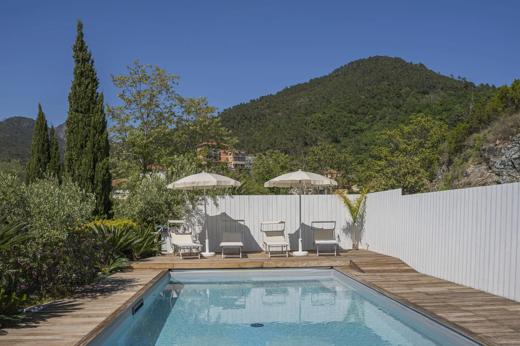 Piscina condivisa del Villa Luisa Resort tra il verde e le colline